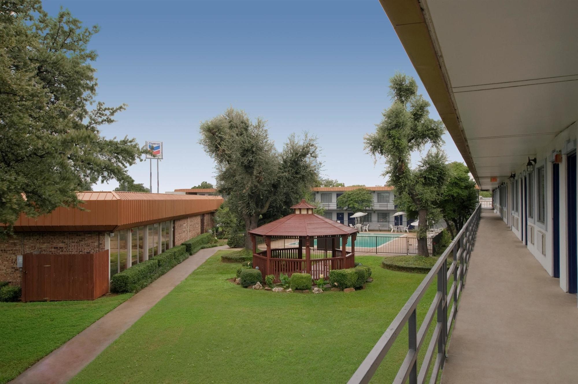 Americas Best Value Inn Fort Worth/Hurst Richland Hills Exterior photo
