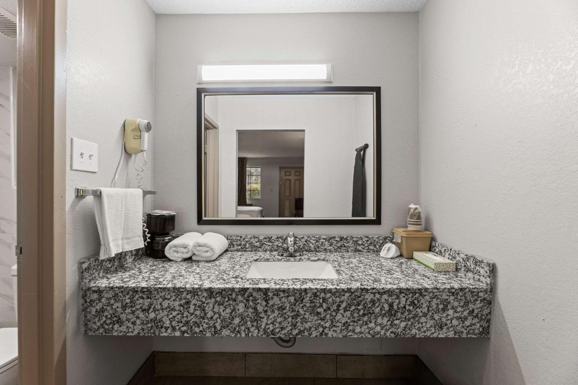 Americas Best Value Inn Fort Worth/Hurst Richland Hills Exterior photo